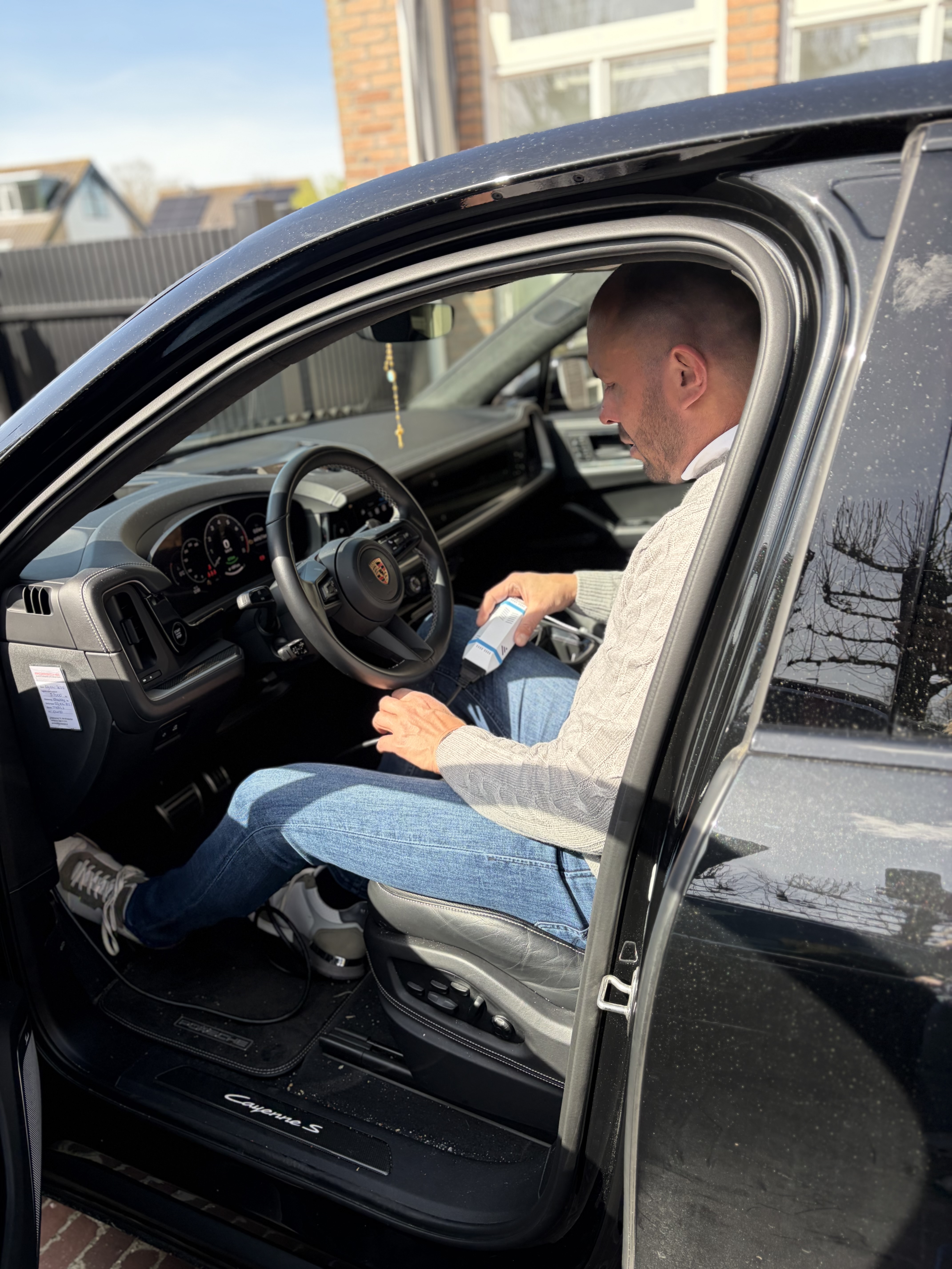 Pepijn Westhoff voert AVILOO Flash Test uit in Porsche Cayenne S