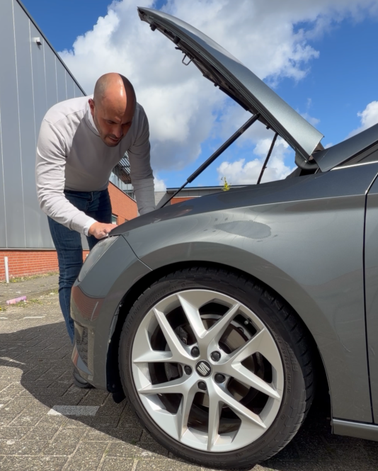 Controle onder motorkap bij aankoopadvies